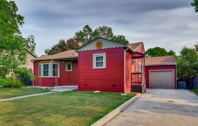 Minutes From Woodlawn Lake - 4 miles from Downtown San Antonio