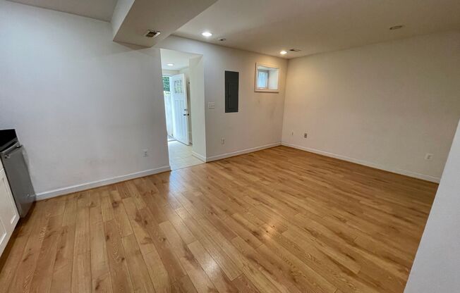 1 bed, 1.5 baths, $1,895, Unit B