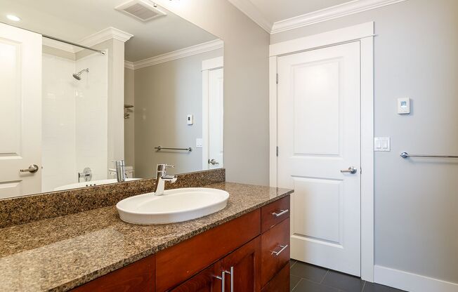 BEAUTIFUL condo-quality 2bedroom, in the heart of BALLARD! Top floor, amazing views with private balcony!