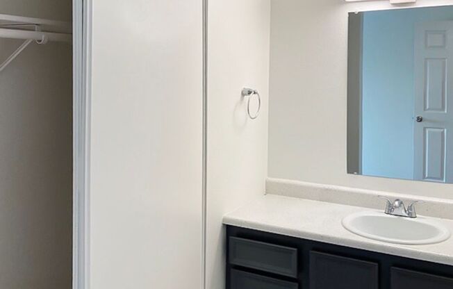 2 beds, 1 bath, 886 sqft, $1,575, Unit 117