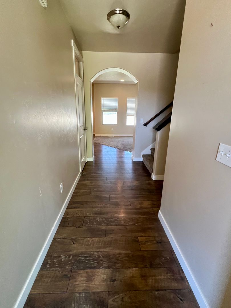 Large 3-Bedroom Riverton House for Rent in May!