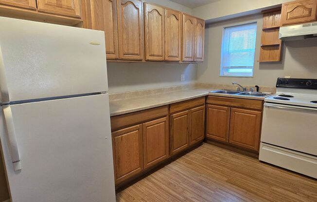 2 beds, 1 bath, $695, Unit Apt 2