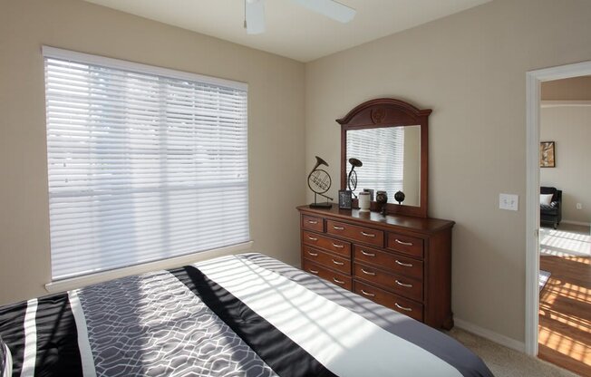 Large bedrooms with ceiling fan (Signature Series)