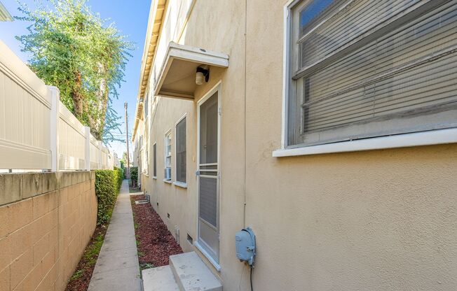 2 beds, 1 bath, $2,450, Unit D