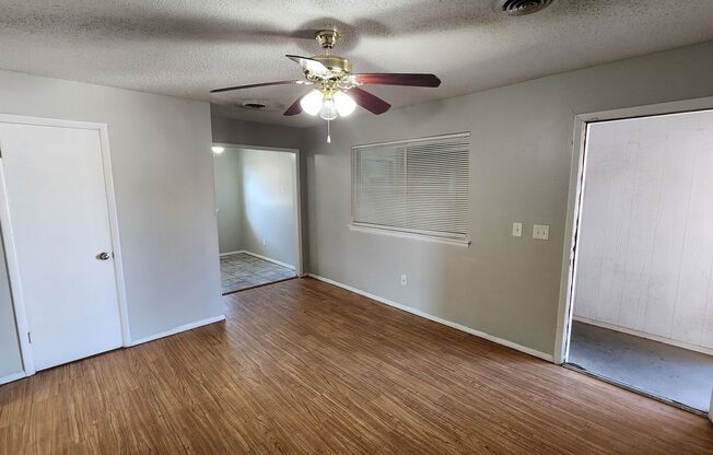 2 beds, 1 bath, $1,100, Unit 10