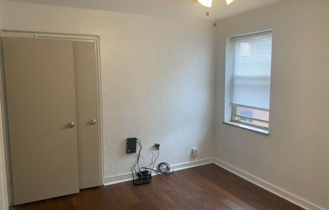 3 beds, 1 bath, $2,250, Unit 306D