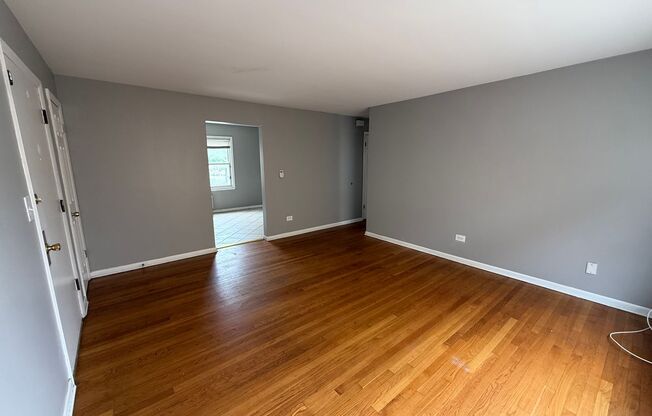 2bed/1bath unit close to restaurants and shopping! Parking spot included in rent!