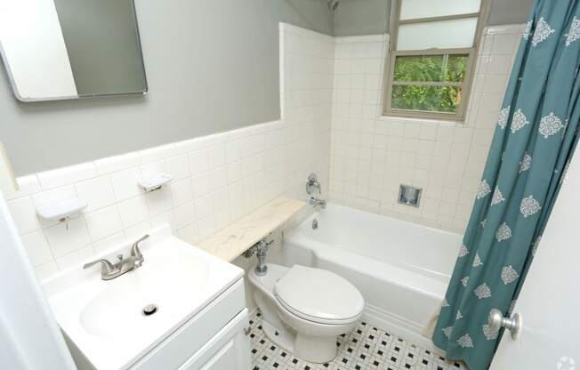 Lofts on Ormsby - Interior Bathroom