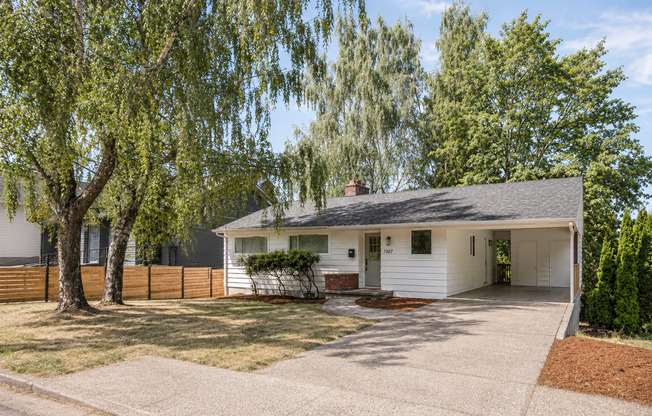 Freshly Remodeled 5bd/2.5bath Home w/ Daylight Basement in Heart of Multnomah Village