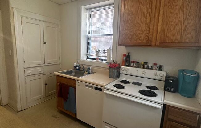 2 beds, 1 bath, $1,550, Unit #1