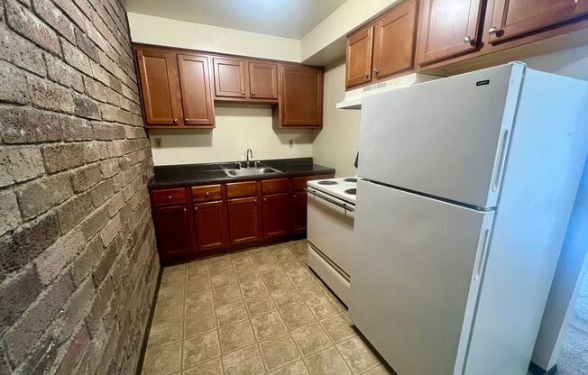 Charming One Bedroom Apartment! Lots of Natural Lighting throughout! Call Today!