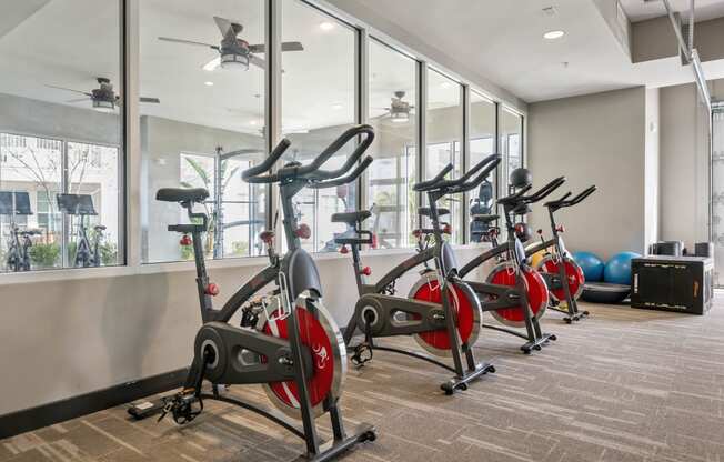 the gym at the landing at pullman apartments in pullman