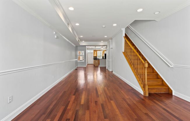 Large 3 BED 1.5 BATH HOUSE WITH A BACKYARD