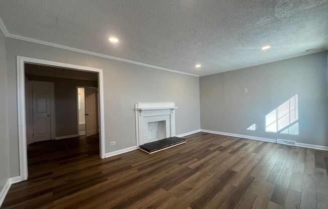 **MOVE-IN Special $500 off the 1st full month's rent with lease signed by 12/10/25**