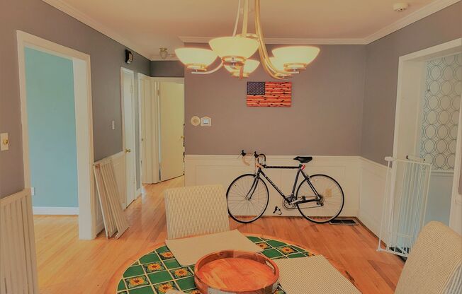 Remodeled 4 bedroom 2 full brick bath cape cod near Willow Lawn/Monument Avenue