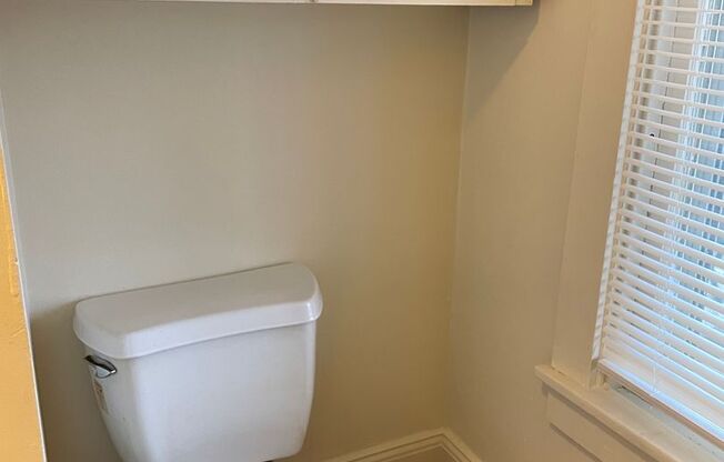 2 beds, 1 bath, $1,225, Unit 200 S. Broad St.- Apt. B