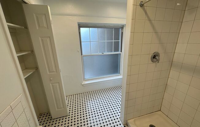 Studio, 1 bath, 325 sqft, $1,200, Unit Old King Edward 441