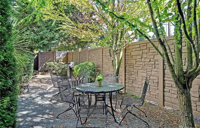 AVAILABLE AUGUST 1ST >> Beautiful Fully Remodeled 2BR/1BA Condo in Seattle!