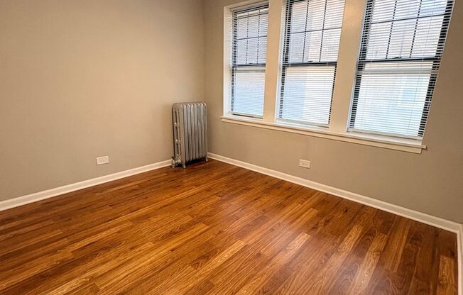 3 beds, 1 bath, 1,003 sqft, $1,350, Unit CA 127.5-1W