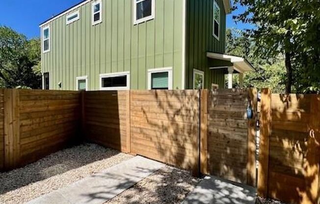 Heart of the City! 2 bedrooms, 2.5 bathrooms, 5 miles away from Downtown Austin