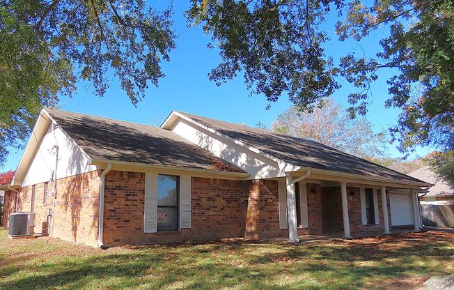 Whitehouse ISD! Spacious 3 Bedroom, 2 Bath Home