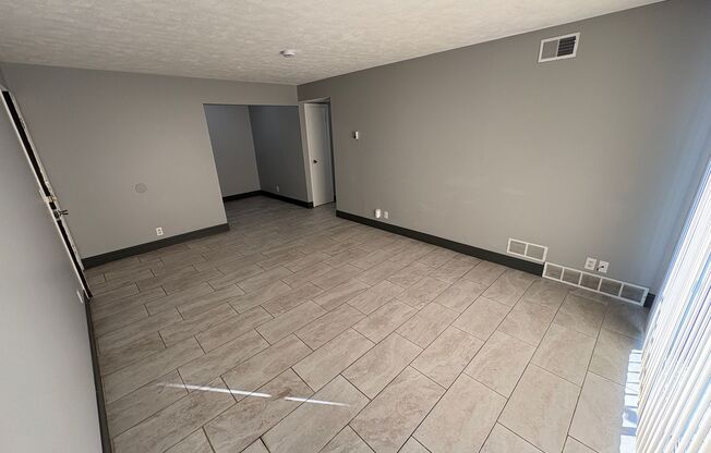 2 beds, 1 bath, 1,080 sqft, $820, Unit #17