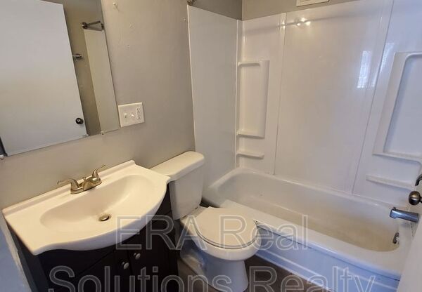 2 beds, 1 bath, 718 sqft, $795