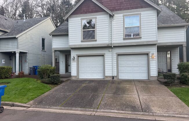 Inviting 3-Bedroom Townhome in Hayesville – Spacious & Well-Equipped