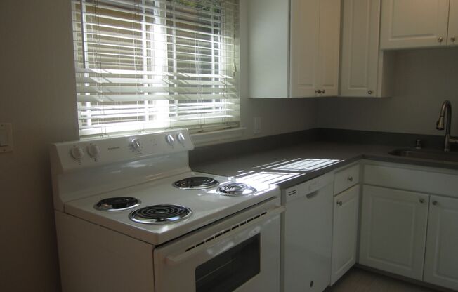 SPACIOUS 1 BEDROOM, 1 BATHROOM IN EXCELLENT SANTA CLARA LOCATION. UPSTAIRS UNIT. HARDWOOD FLOORS. MUST SEE!!!