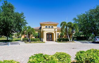 2nd Floor , 2 bed 2 bath Condo in the heart of Fort myers