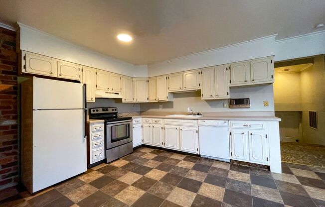 4 beds, 2.5 baths, 2,485 sqft, $1,750, Unit 828 W Wayne St.