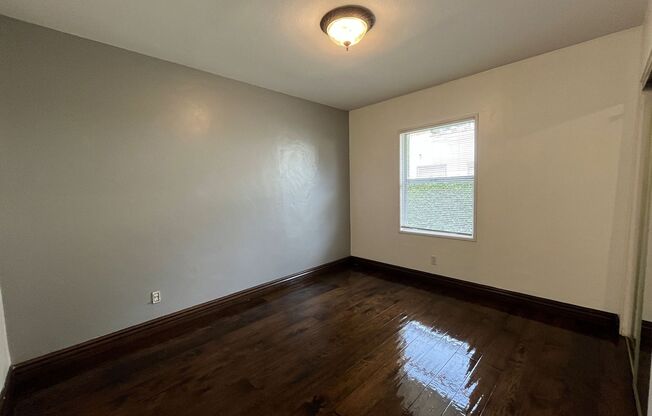 MOVE-IN READY 3+2 w/hardwood floors + stainless steel appliances!