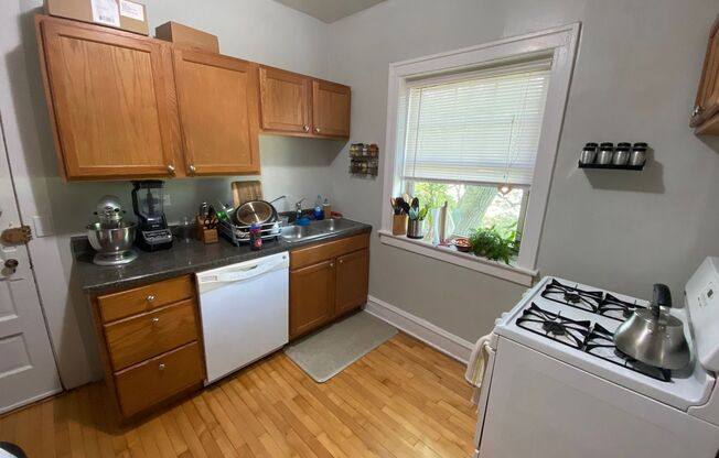 2 beds, 1 bath, $1,750, Unit H3