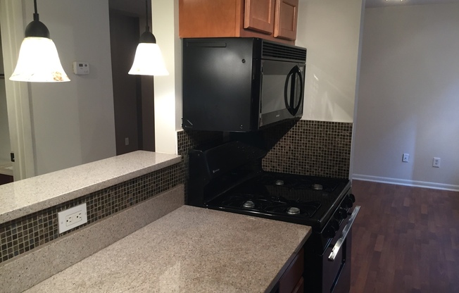 2 beds, 1 bath, $1,295