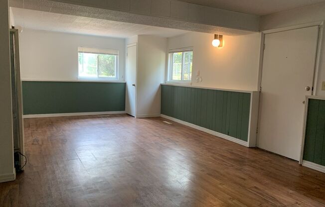 Garden level 1 bedroom unit in quiet duplex w/ fenced back yard