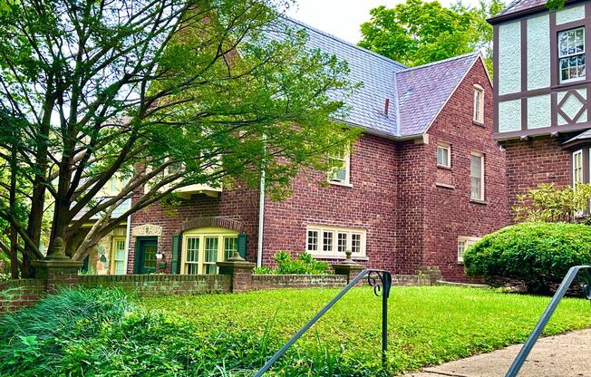 Spacious 6 bedroom 3.5 bath Tudor Townhouse w/Deck close to Georgetown University & Hospital