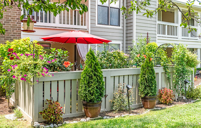 Courtyard With Green Space at Canter Chase Apartments, Louisville, KY