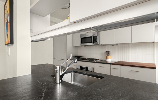 1 bed, 1 bath, 861 sqft, $6,000, Unit 8U