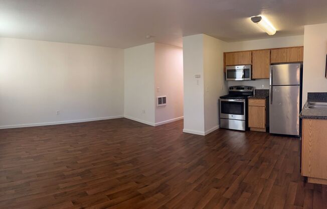 2 beds, 1 bath, $2,195, Unit 30