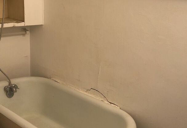 2 beds, 1 bath, $810, Unit G-2