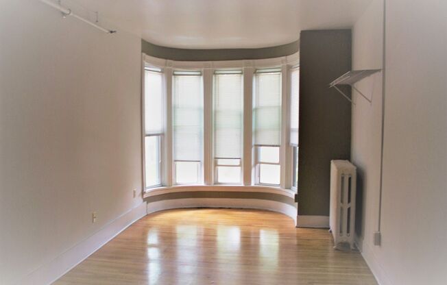 3 beds, 1 bath, $1,950, Unit 10-2