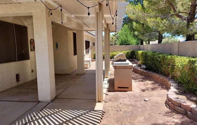 STUNNING FULLY FURNISHED SINGLE STORY HOME IN GATED COMMUNITY!!