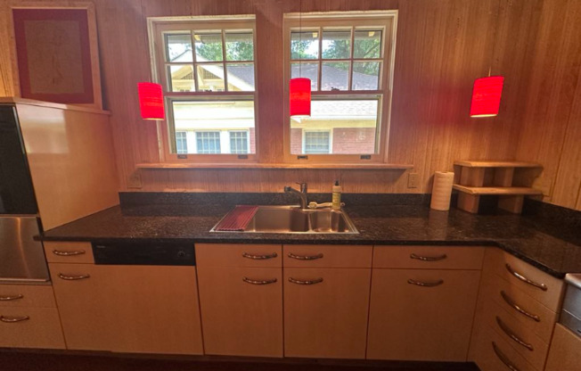 571 PAGE AVE NE