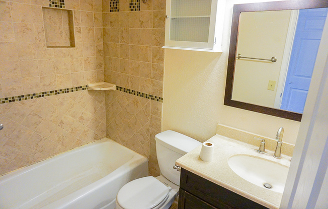 Lovely 2 Bedroom 1.5 Bathroom Condo in Orange