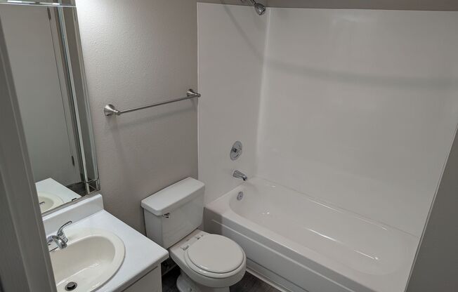 2 beds, 1 bath, 886 sqft, $1,875, Unit J201