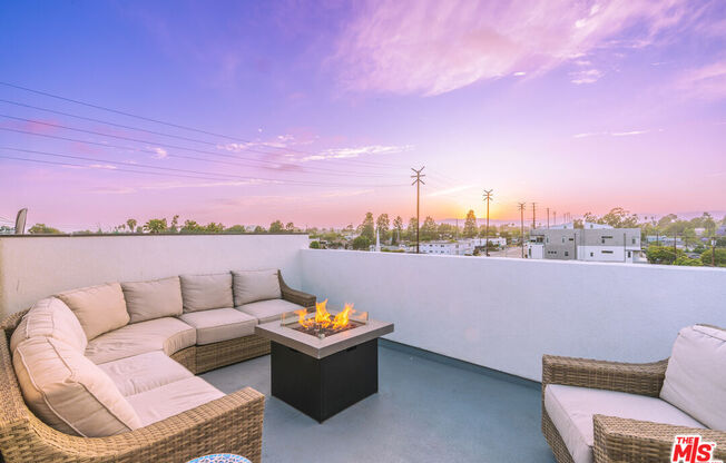 4912 S CENTINELA AVE