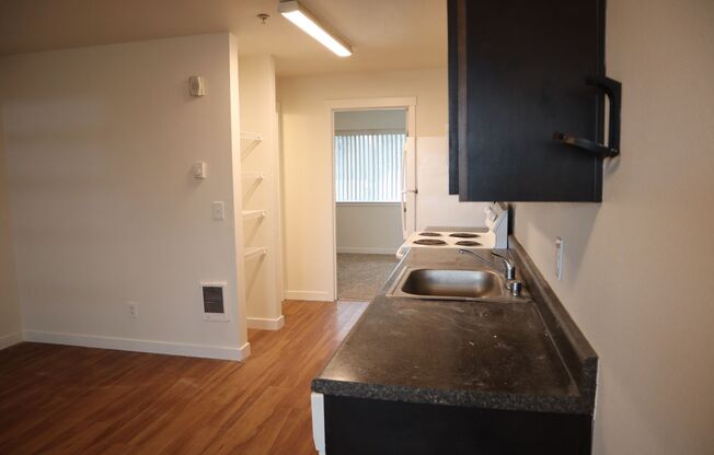 3 beds, 1.5 baths, 1,500 sqft, $1,595, Unit Apt 16