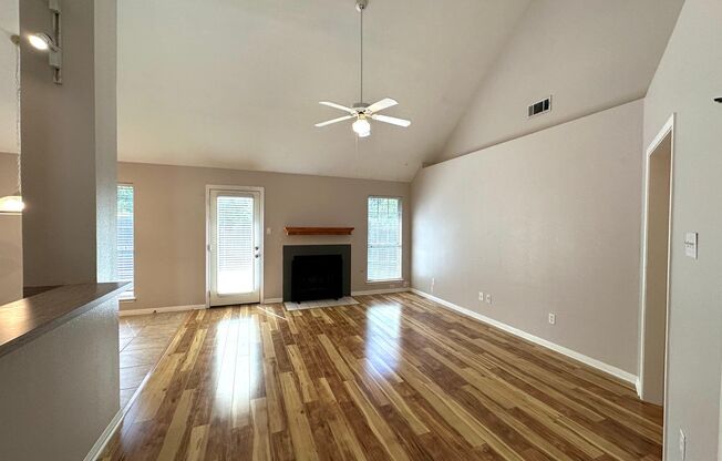 Charming Garden-Style 3 Bedrooms 2 Bathroom Single Family Home for Rent in South Austin, Cul-de-Sac lot