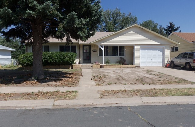 Lovely 5 Bedroom Ranch Style Home close to Downtown Colorado Springs!