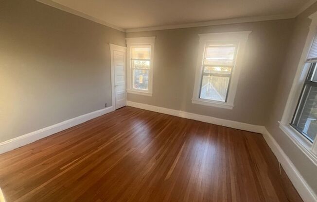 3 beds, 1 bath, $1,800, Unit 92 Woodside Unit #4L